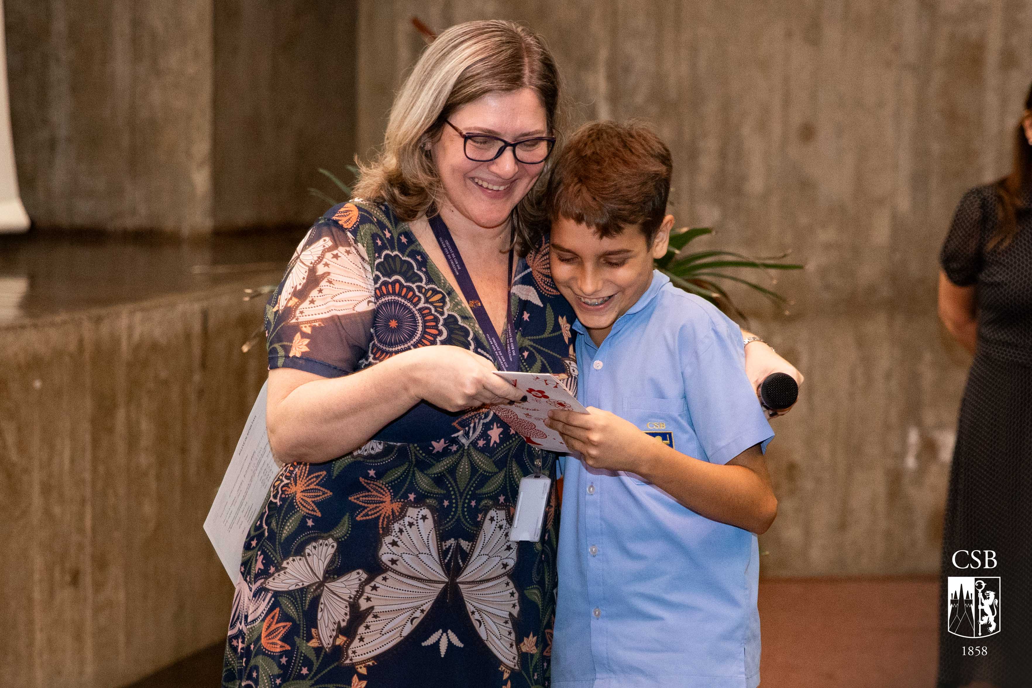 Grupo de alunos do 7º e 9º anos recebem certificado DELF