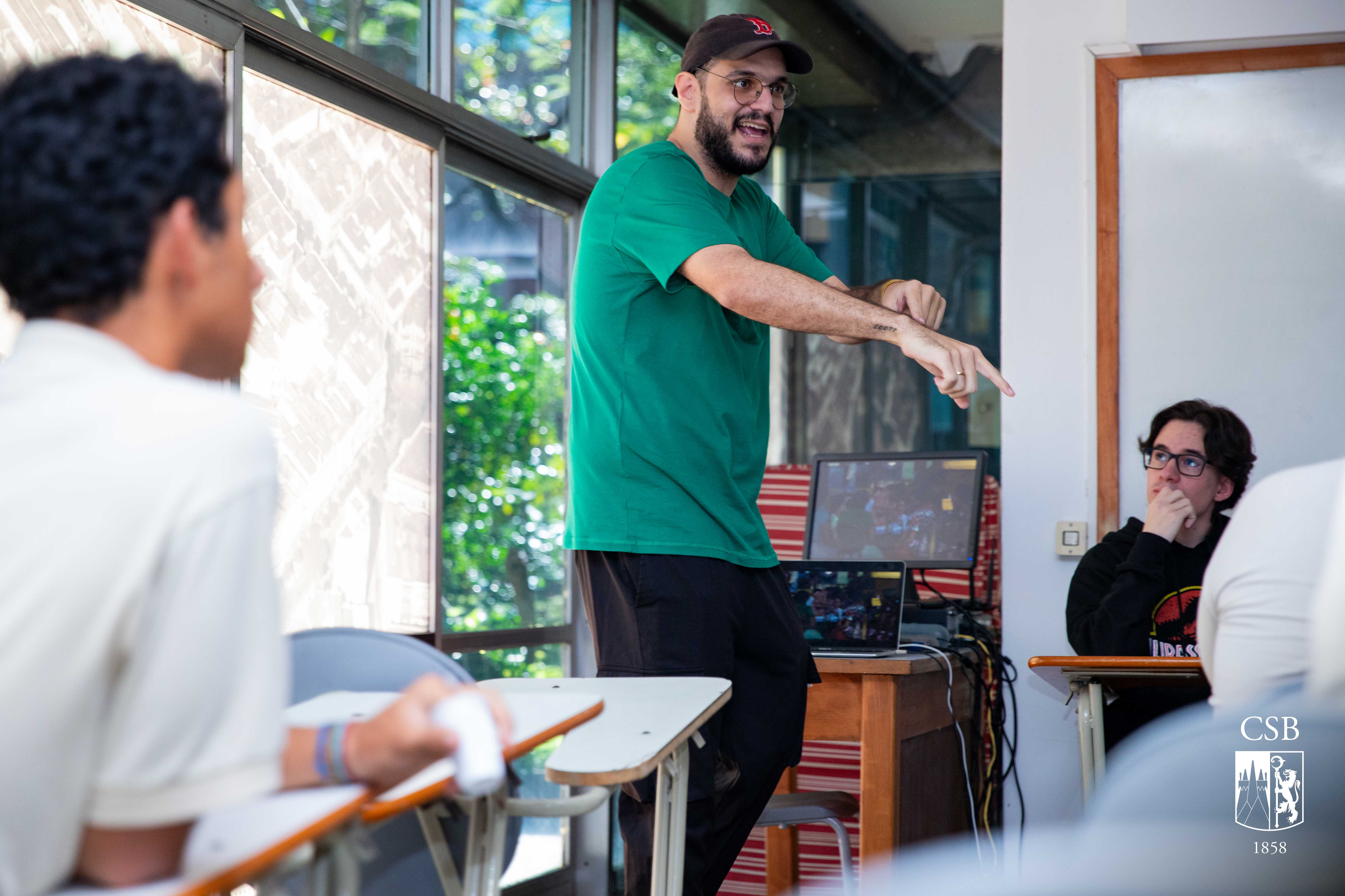 Ex-beneditino conversa com alunos do Clube do Filme