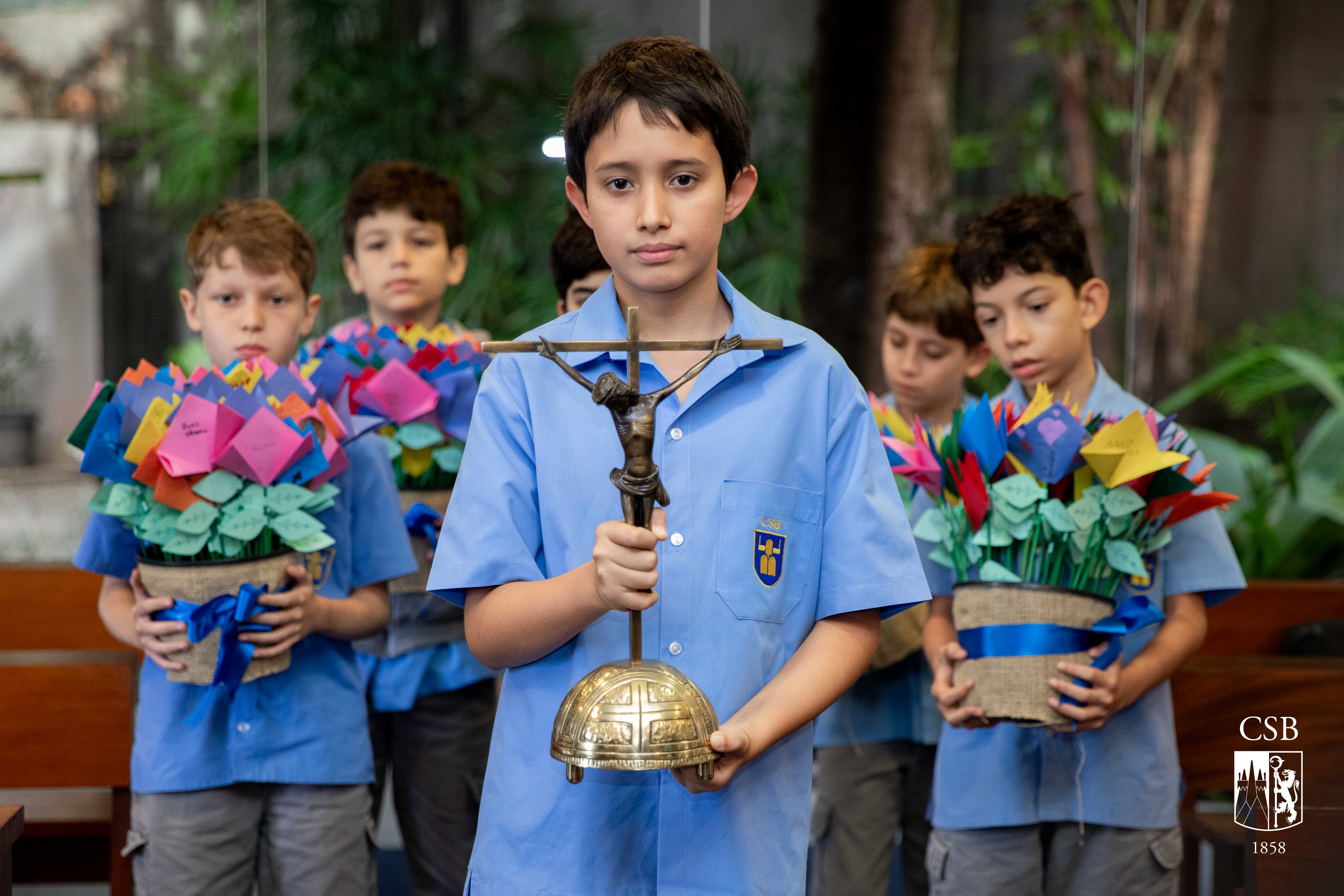 Coroação de N. Senhora, com alunos do 1º ao 5º ano EF