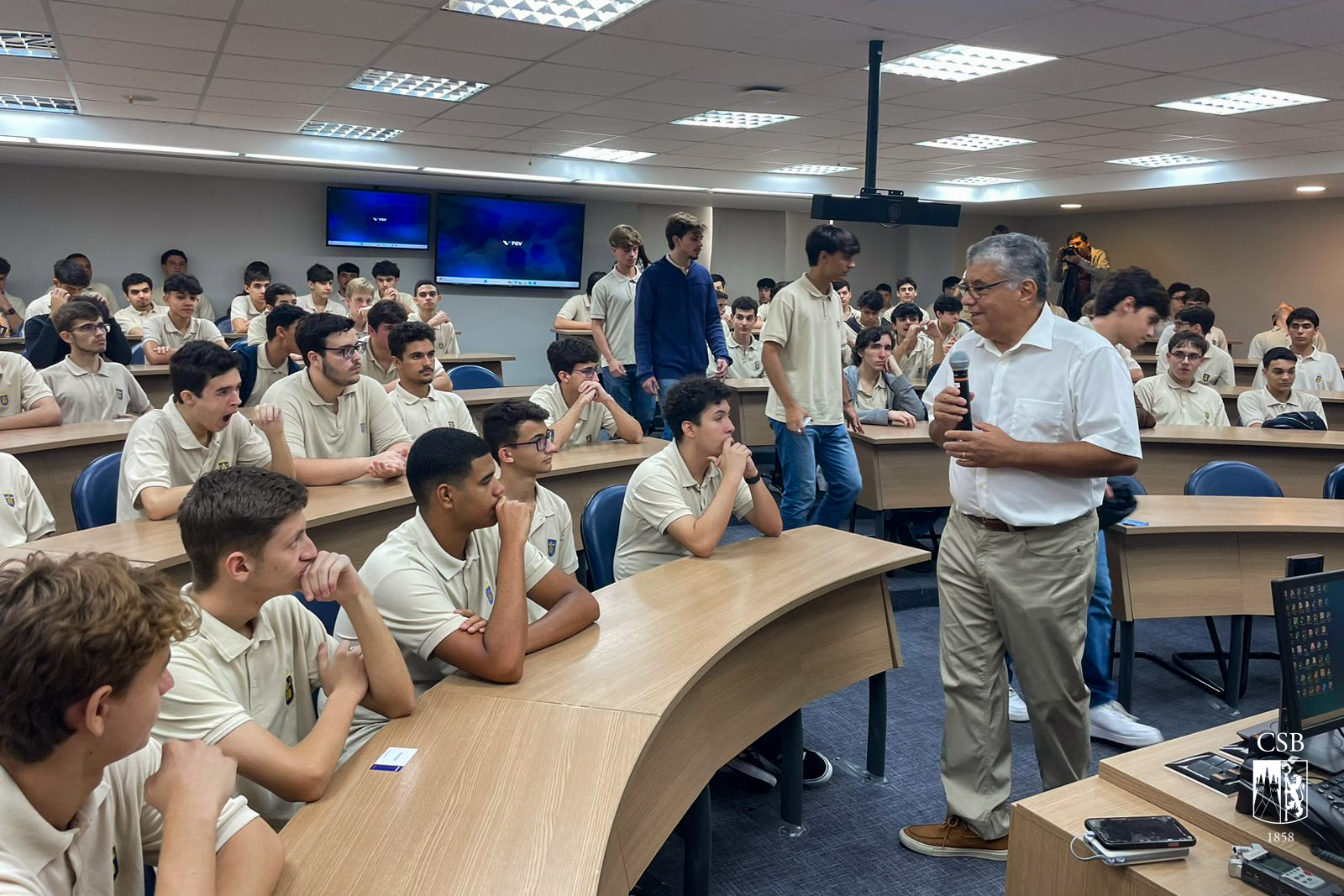 Grupo de alunos da 2ª e 3ª séries EM visita a Fundação Getúlio Vargas (FGV)