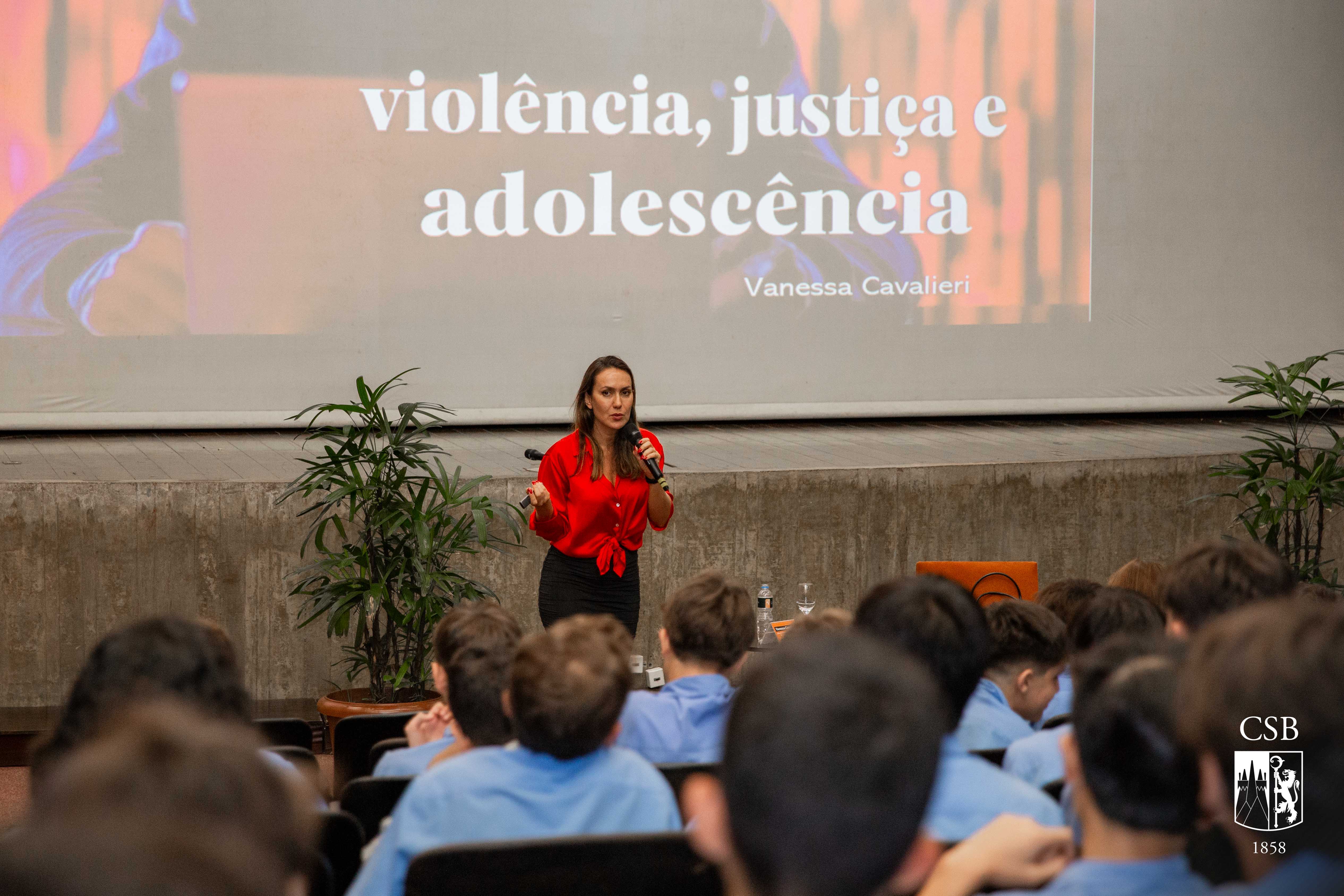 Juíza da Vara da Infância e Juventude palestra para Alunos, Professores e Responsáveis