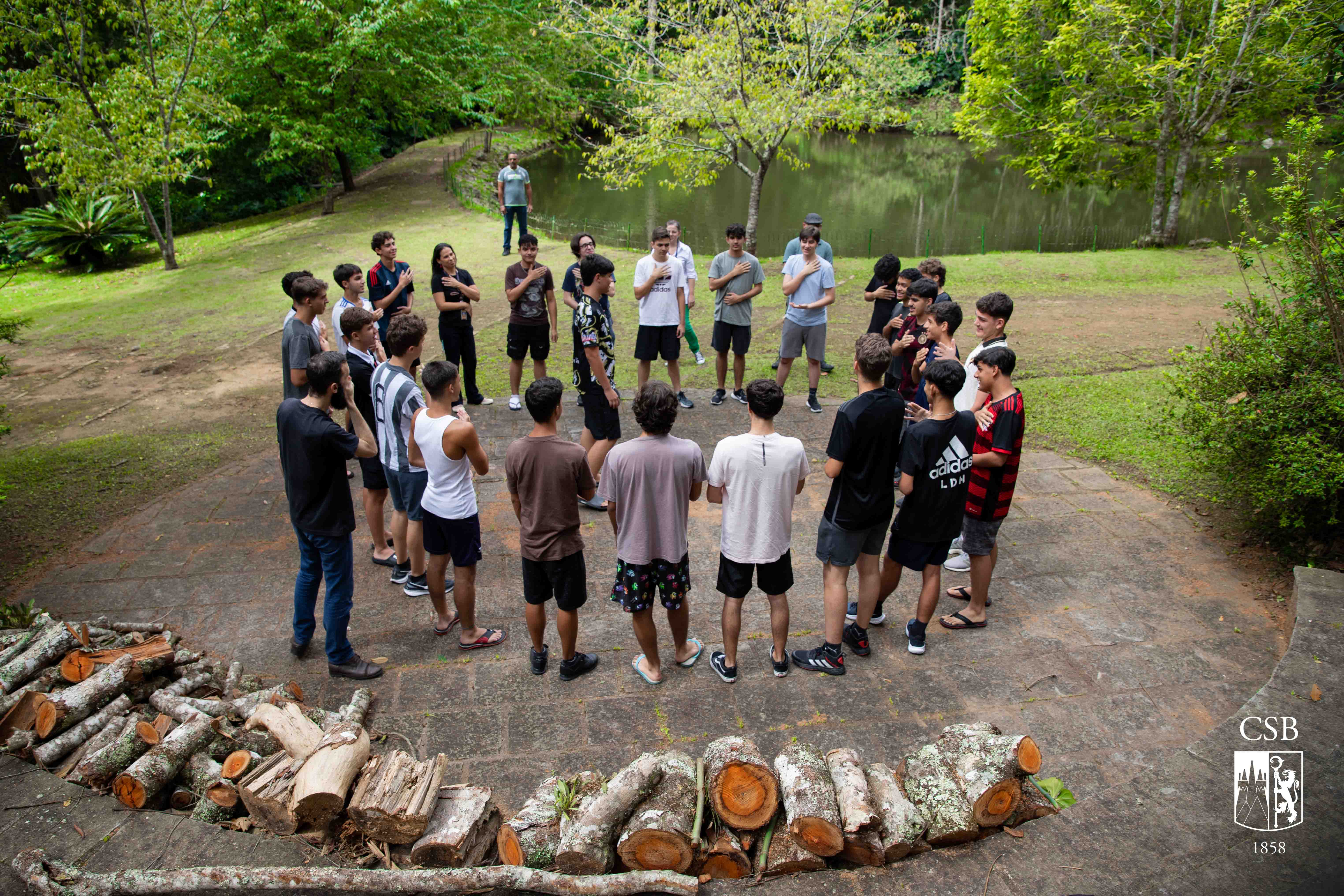 Grupo de alunos participam do Encontro de Espiritualidade e Convivência