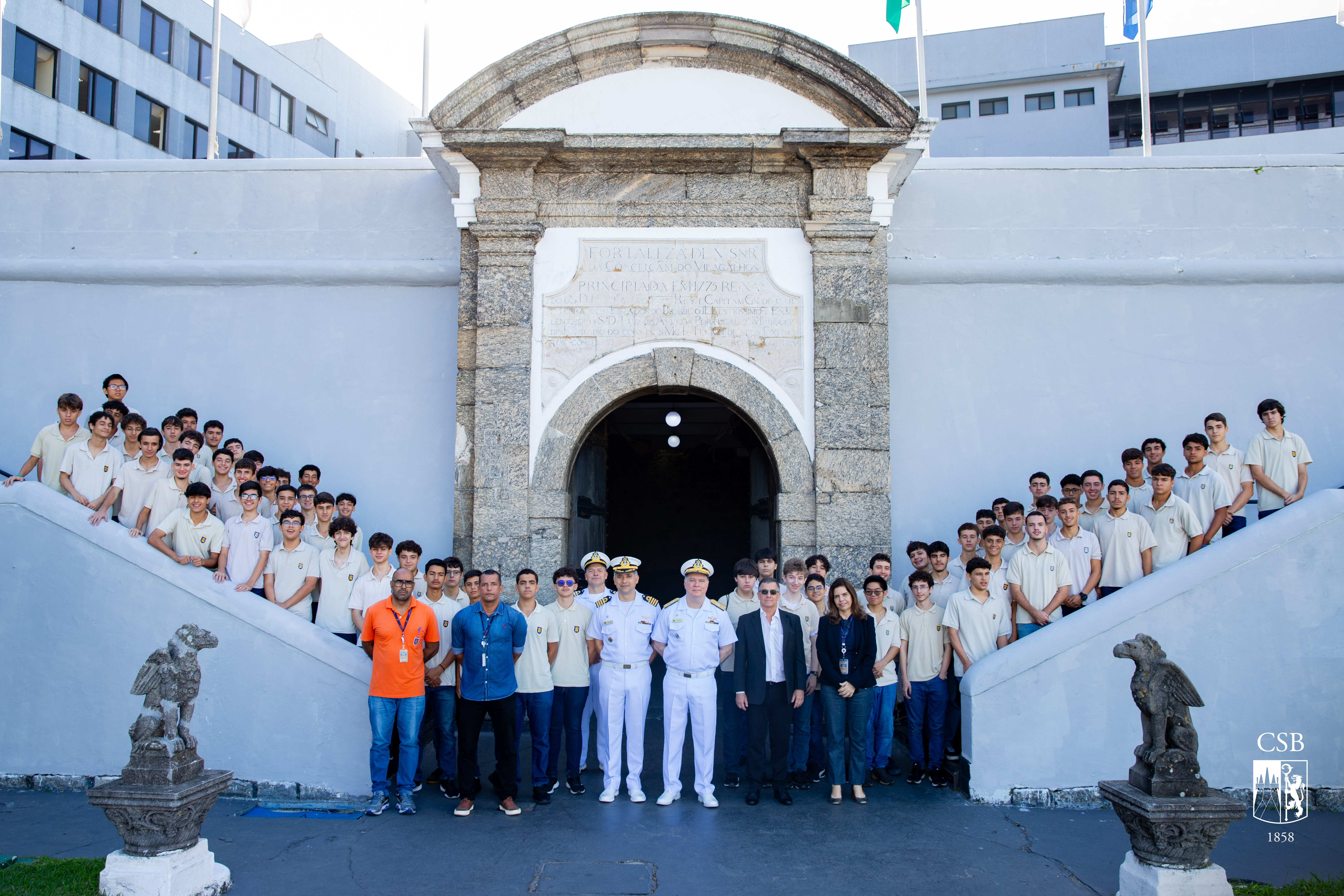 Grupo de alunos da 2ª série EM visita Escola Naval