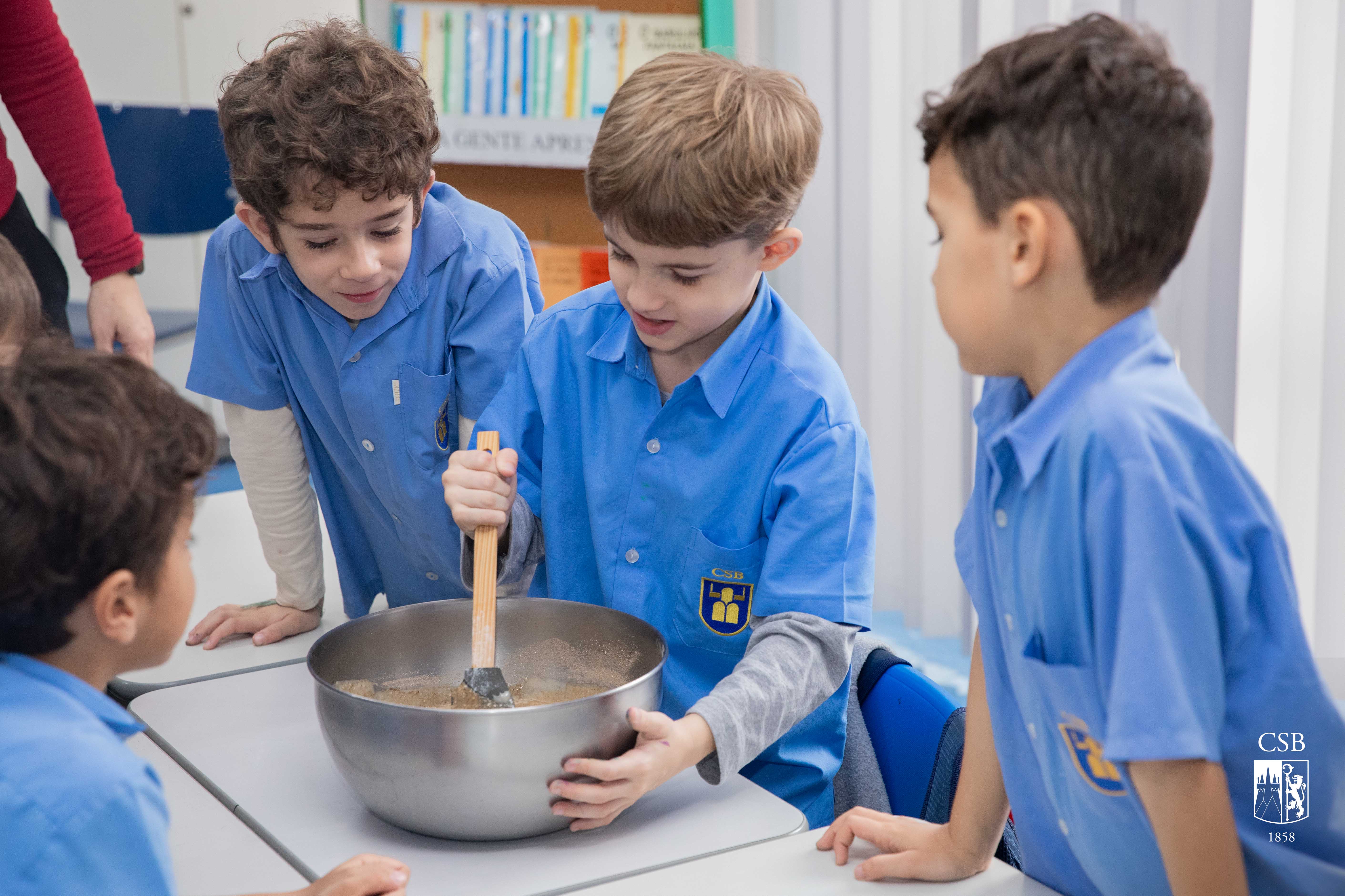 1º ano EF prepara delicioso bolo de banana