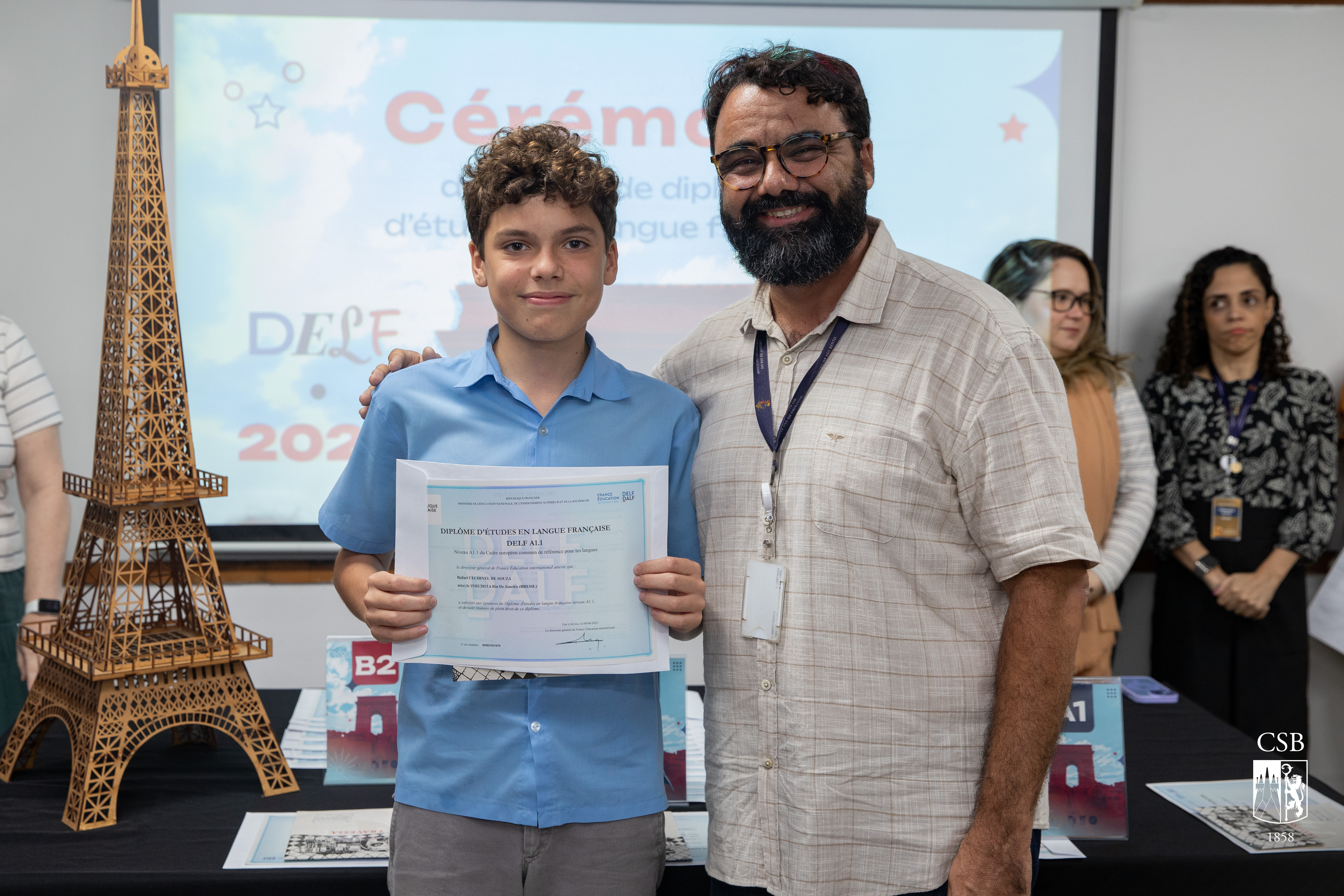 Grupo de alunos recebe o certificado DELF