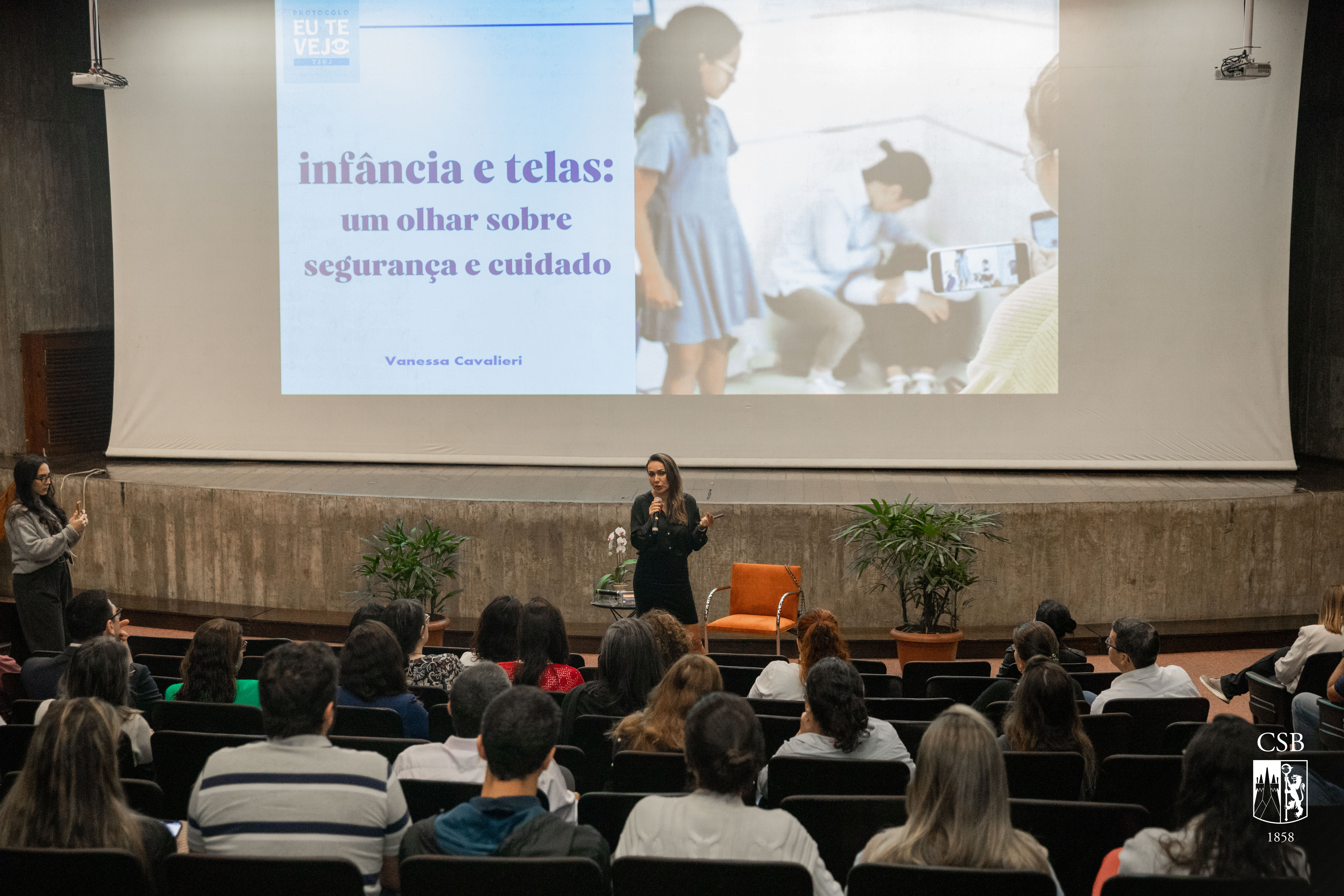 Juíza da Vara da Infância e Juventude palestra para alunos e responsáveis